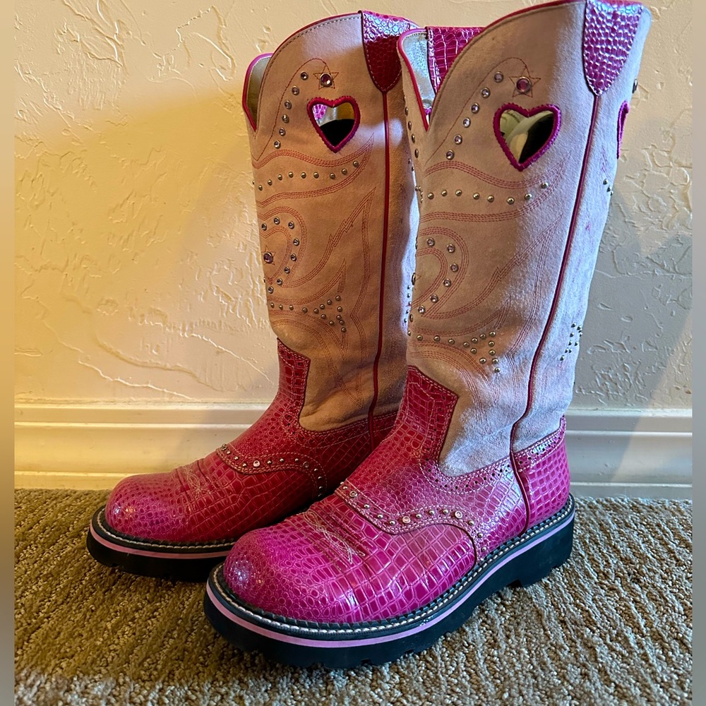 Like new!! Women’s vintage Ariat boot size 10. 2000’s western wear